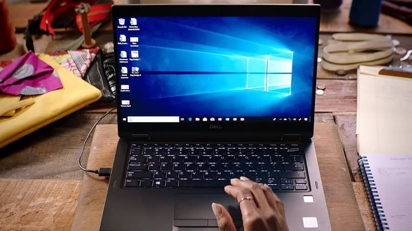 alguien que usa una computadora portátil con Windows 10