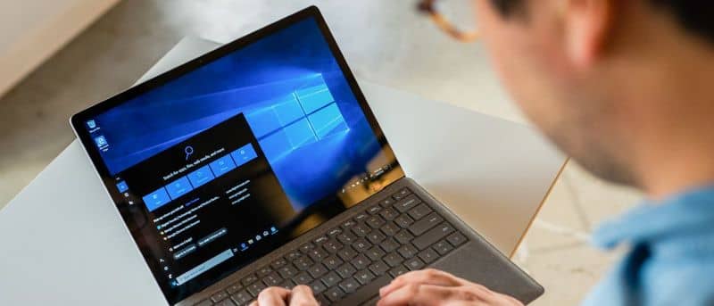 Alguien manipula Windows 10 en una computadora portátil