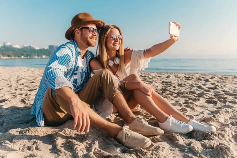 pareja, selfie, en la playa