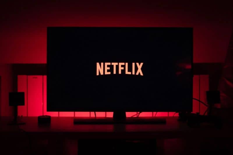 Pantalla con un fondo degradado rojo oscuro de Netflix
