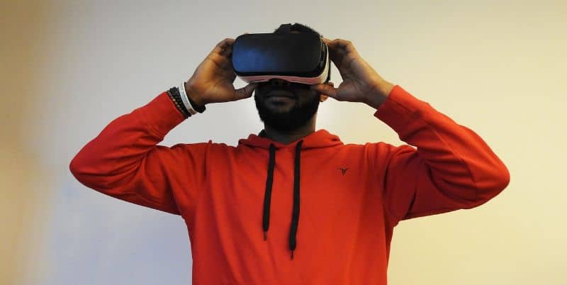 hombre con gafas de realidad virtual