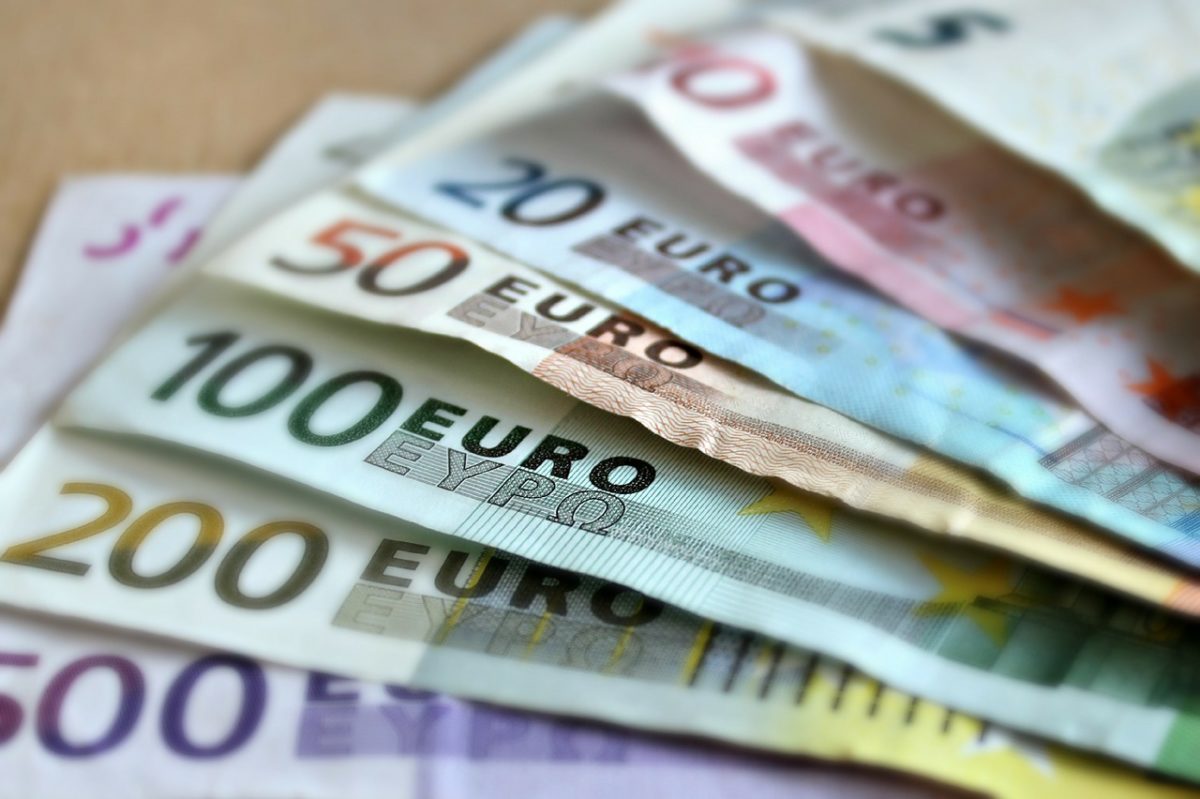 dinero en euros falsificado