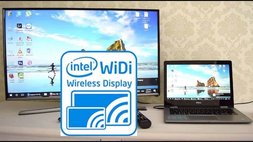 computadora portátil y televisión inteligente conectados a Intel widi