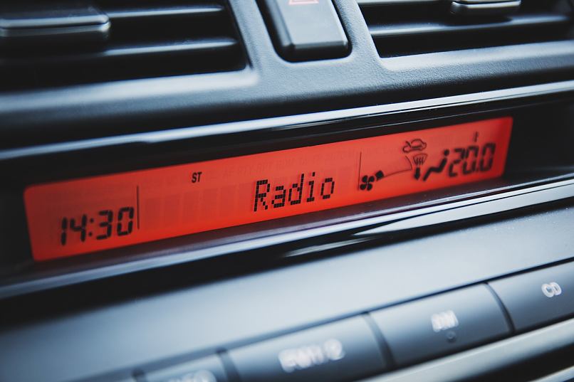 radio con pantalla roja