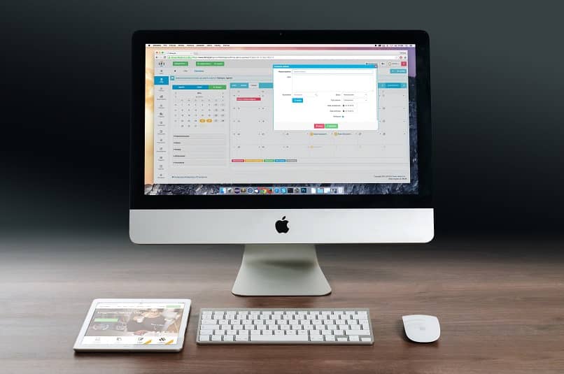 mac ipad y computadora de escritorio