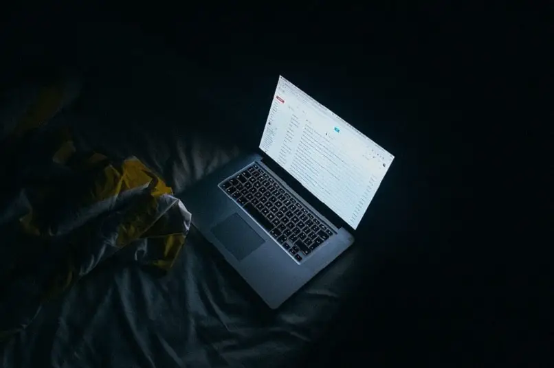 laptop mostrando gmail