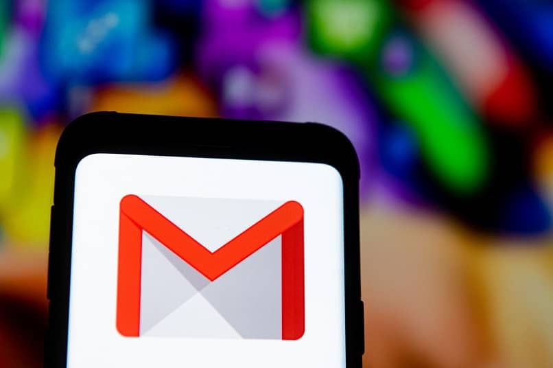 logotipo de gmail con fondo de colores