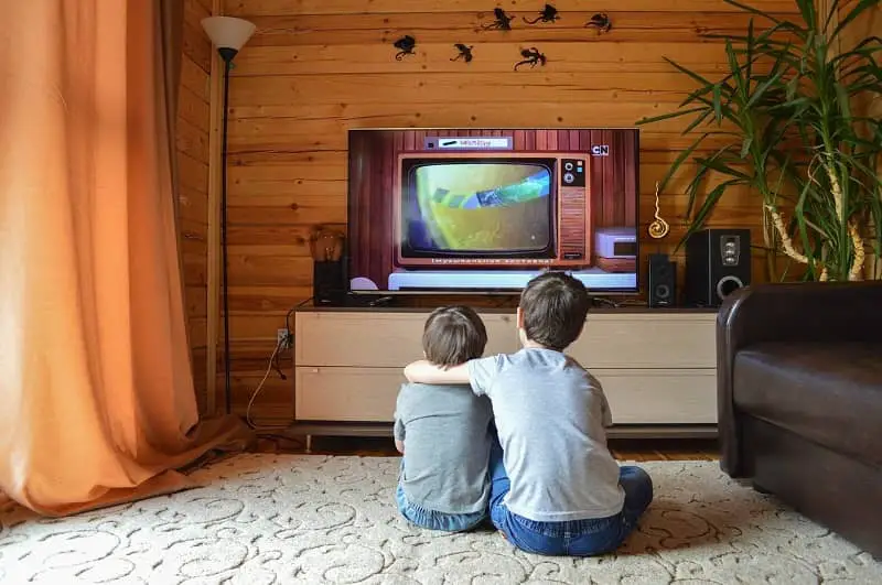niños viendo television
