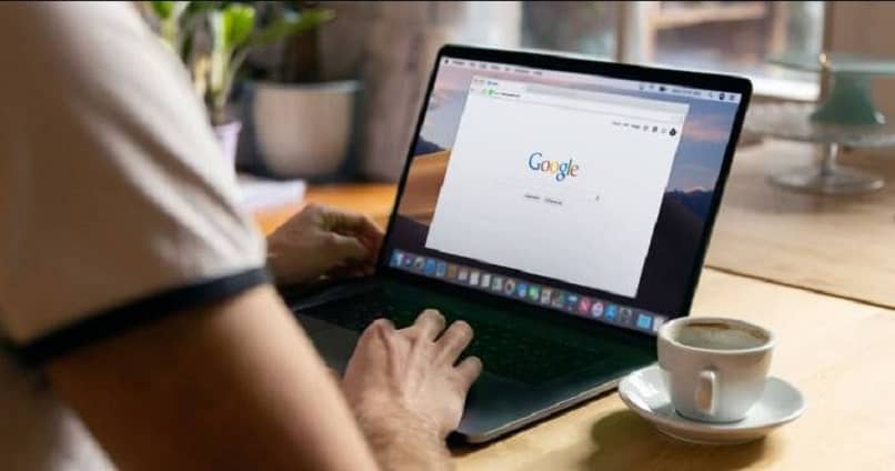 hombre usando google chrome en la computadora portátil