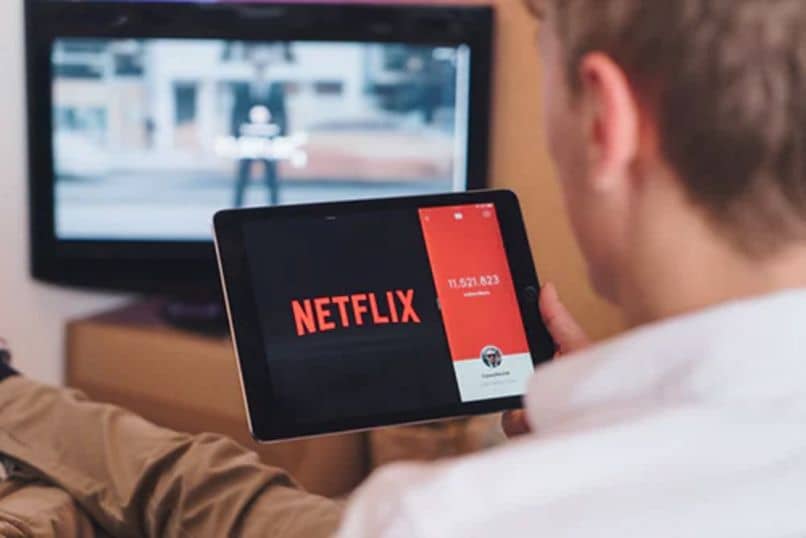 Hombre viendo Netflix en una tableta