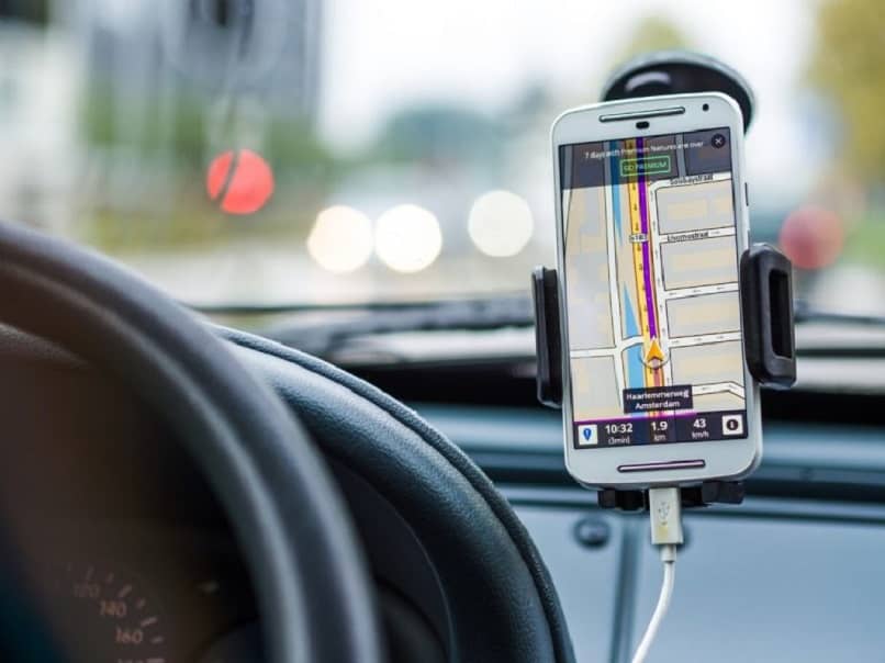 móvil en el coche con indicaciones en un mapa