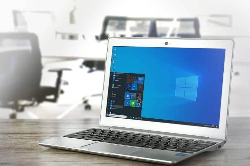 PC con Windows 10 en el escritorio