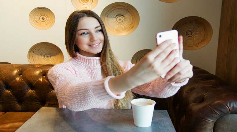 joven tomando un selfie con el teléfono celular
