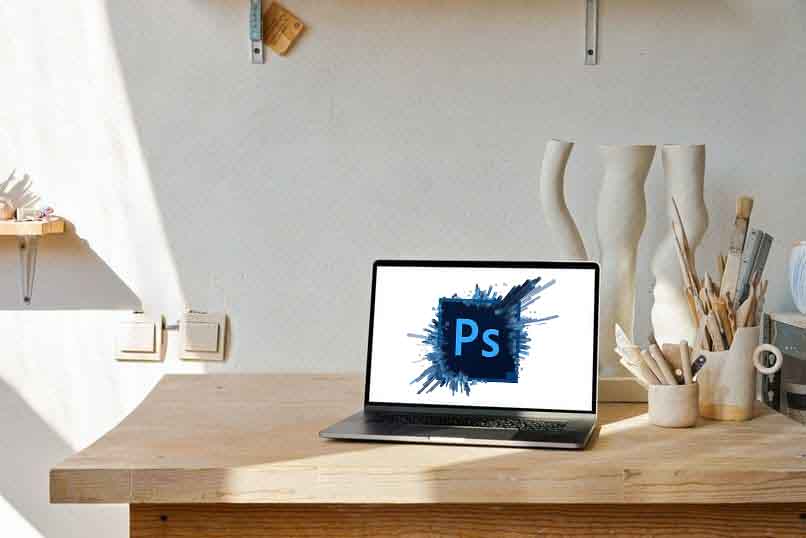 Computadora portátil con Photoshop