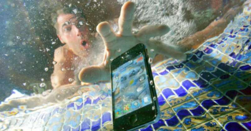 teléfono móvil sumergido en agua