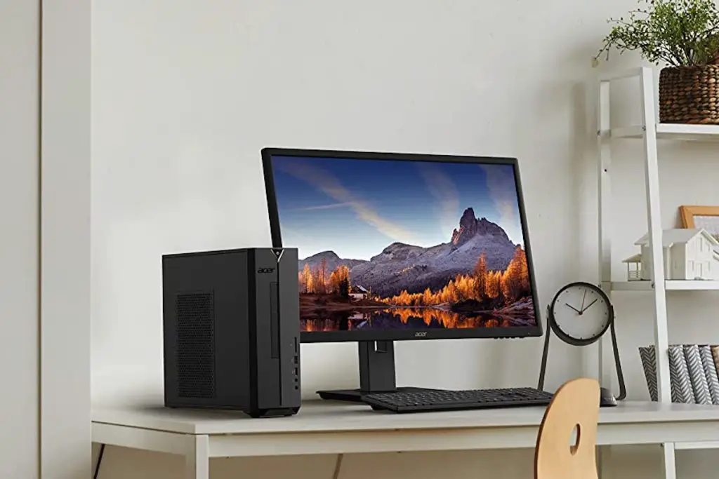 3 computadoras de escritorio Acer para hacer su oficina en casa