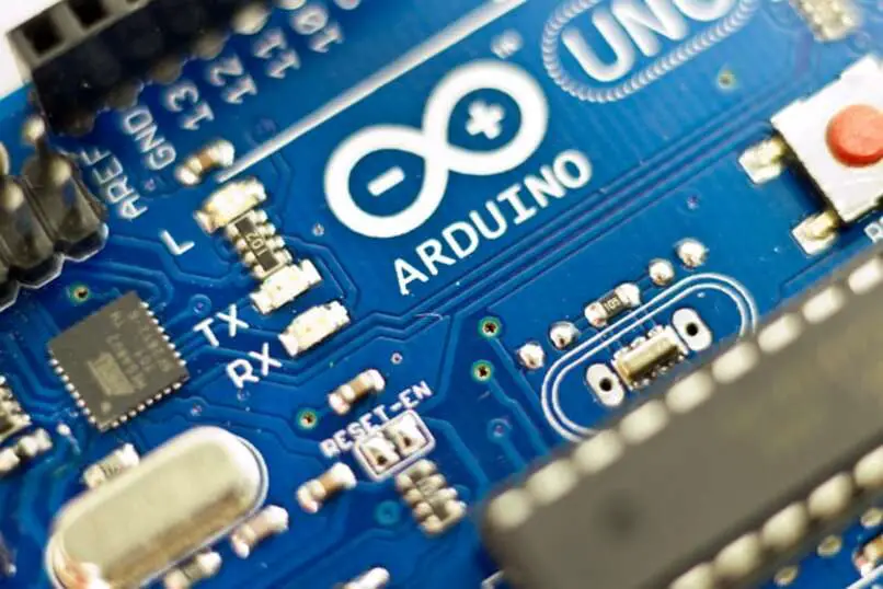 ¿Qué son las entradas y salidas digitales de Arduino y cómo funcionan?