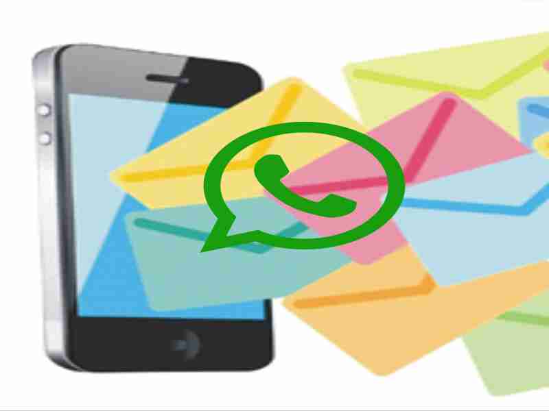 teléfono con notificaciones sobre mensajes de whatsapp