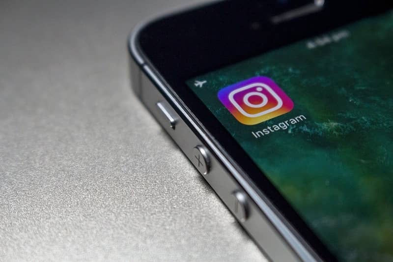 Si conecta Facebook a Instagram, puede recuperar fácilmente la contraseña con la aplicación en su teléfono móvil.