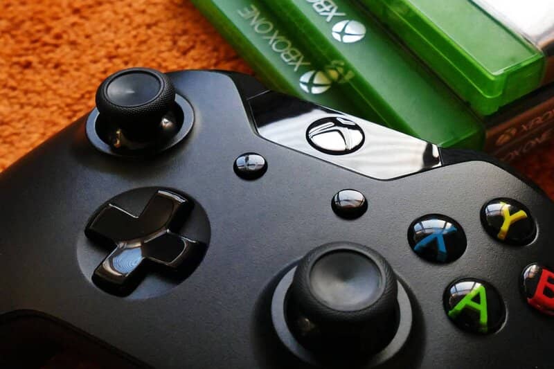 Control de Xbox cerca de apilar juegos físicos