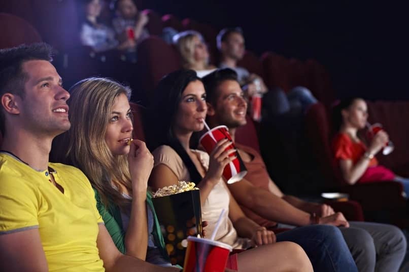 un grupo de jóvenes disfrutando de una película