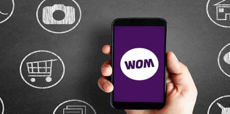 smarthpone con el logo de wom