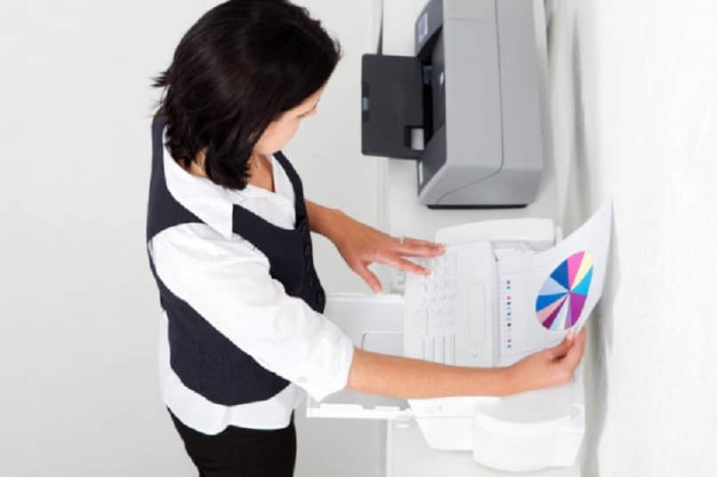 Mujer usando fax para recuperar facturas borradas