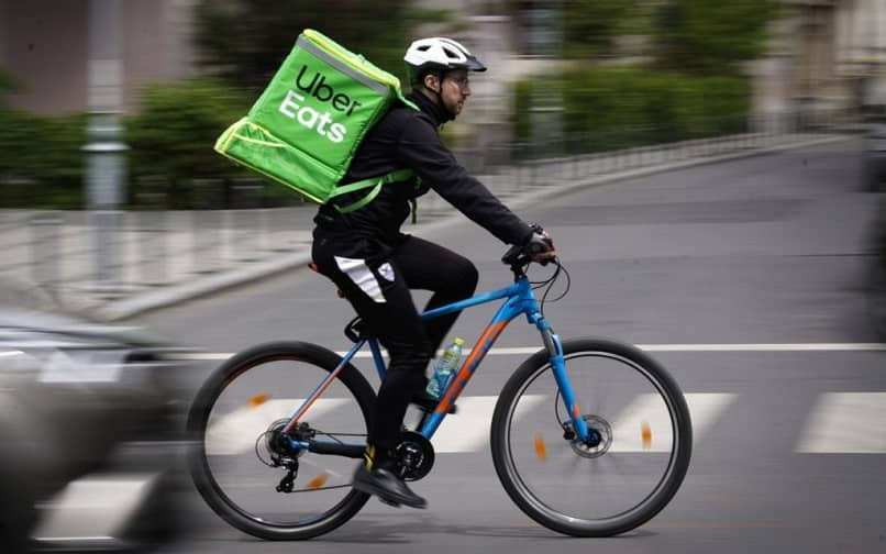 uber guy come entrega de bicicletas en la calle