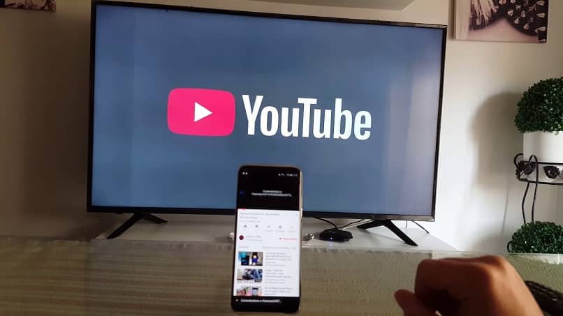 Smart TV y teléfono en el canal de YouTube