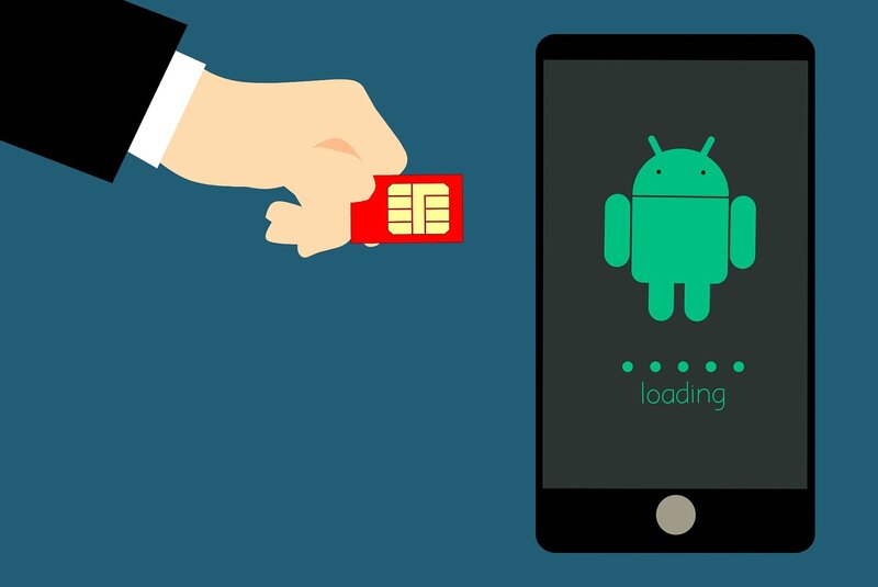 brazo con tarjeta SIM y teléfono Android al lado