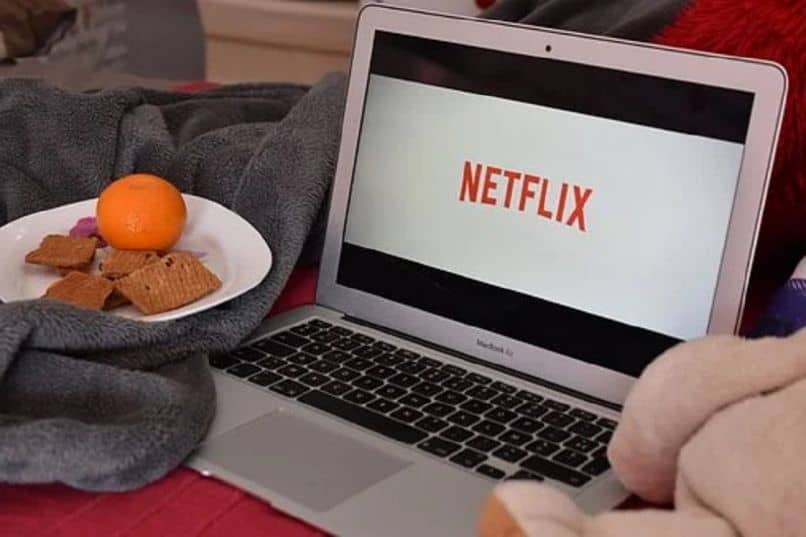 Laptop con Netflix en pantalla