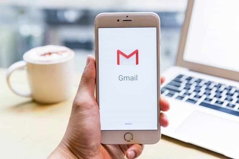 logotipo de gmail en la pantalla del teléfono móvil