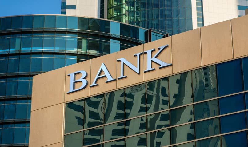 ¿Cuáles son las funciones, características y objetivos de un banco comercial?
