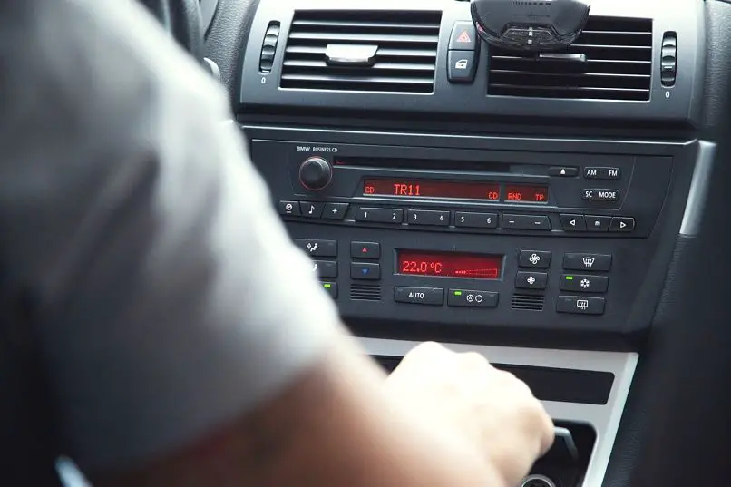 ¿Por qué no encender la radio de mi coche?  ¿Qué es el fusible de radio?  - solución