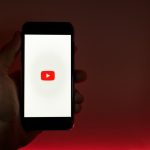 ¿Cómo acceder al informe de video en YouTube desde una PC o un dispositivo móvil?