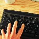 Cómo hacer y escribir el cortometraje y el guión largo en Word con el teclado