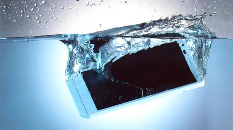 Qué hacer cuando un teléfono celular se cae al agua o se moja y no se enciende