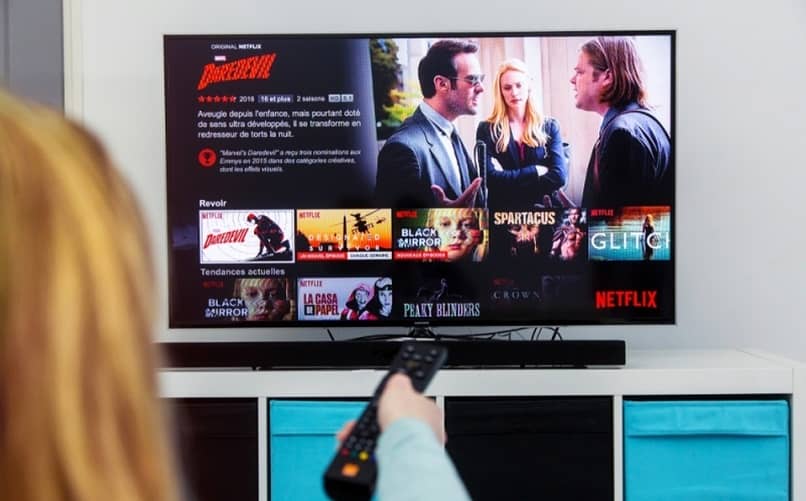 Cómo ver Netflix en un televisor que no es compatible con la aplicación porque no es un SmartTV