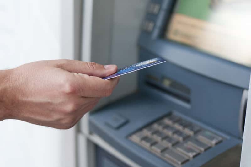 ¿Cómo puedo retirar dinero de mi tarjeta de crédito Visa o MasterCard en un cajero automático?