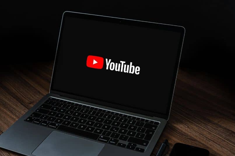 ¿Cuál es la forma correcta de activar el modo oscuro en YouTube?