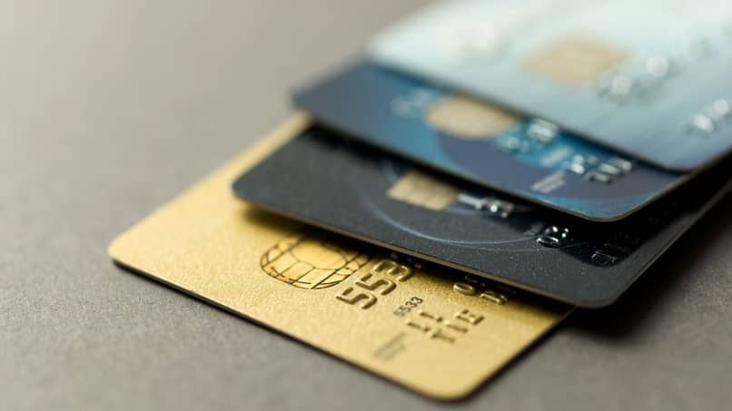 tarjetas de crédito y débito tableros apilados